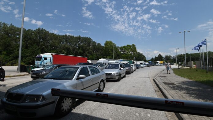 Βαλκάνιοι τουρίστες: Περισσότερες από 45.000 διελεύσεις καθημερινά από το τελωνείο των Ευζώνων