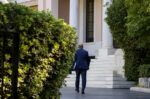 Μαξίμου: Δεύτερες σκέψεις για τις διπλές κάλπες, στο τραπέζι ακόμη και η αναζήτηση κυβερνητικού εταίρου