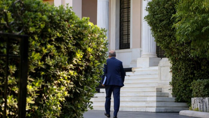 Μαξίμου: Δεύτερες σκέψεις για τις διπλές κάλπες, στο τραπέζι ακόμη και η αναζήτηση κυβερνητικού εταίρου