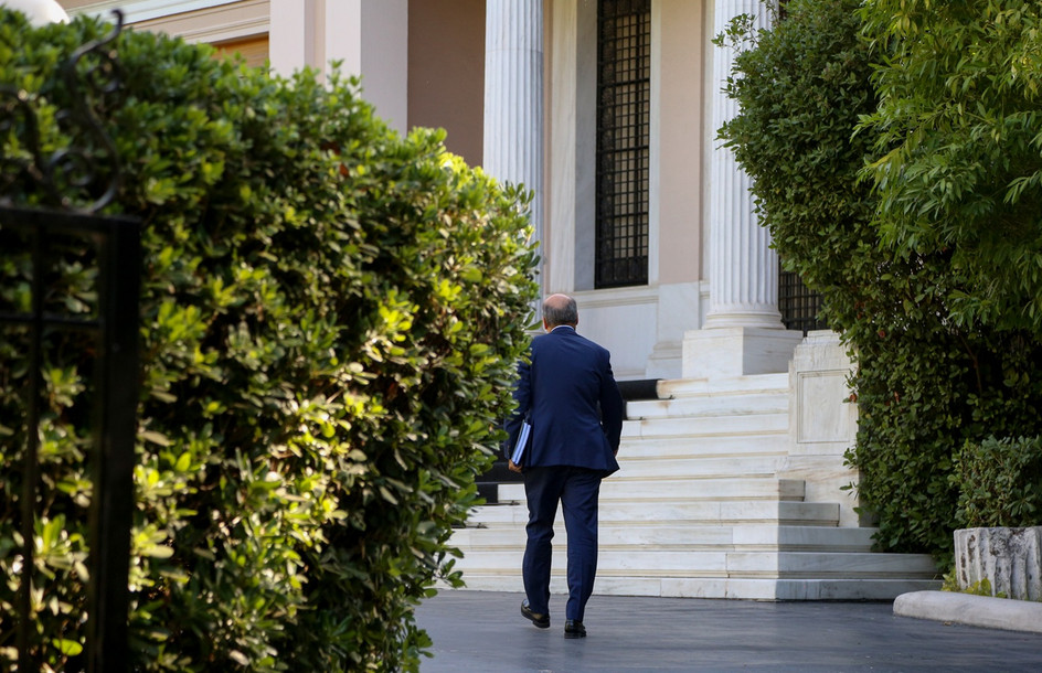 Μαξίμου: Δεύτερες σκέψεις για τις διπλές κάλπες, στο τραπέζι ακόμη και η αναζήτηση κυβερνητικού εταίρου