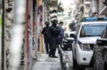 Εξάρχεια: Δράστες και αστυνομικοί εγκλωβίστηκαν σε διαμέρισμα μετά από διάρρηξη