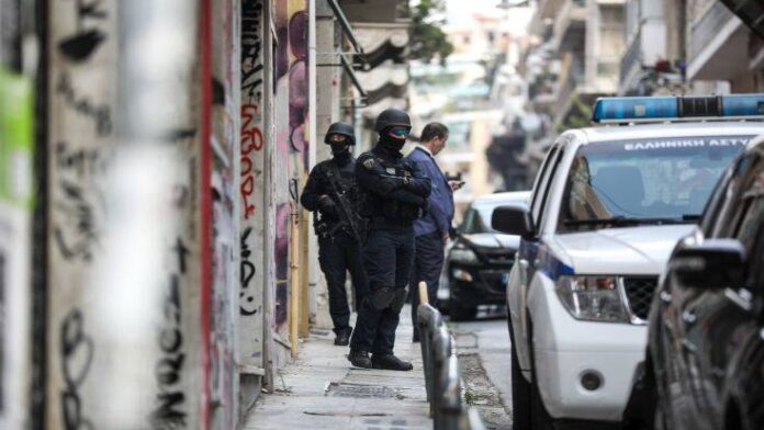 Εξάρχεια: Δράστες και αστυνομικοί εγκλωβίστηκαν σε διαμέρισμα μετά από διάρρηξη