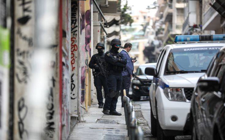 Εξάρχεια: Δράστες και αστυνομικοί εγκλωβίστηκαν σε διαμέρισμα μετά από διάρρηξη