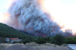 Φωτιά στην Αττικοβοιωτία: Οι φλόγες πέρασαν τον Κιθαιρώνα και έφτασαν στον κάμπο των Μεγάρων – Σηκώθηκαν τα εναέρια μέσα