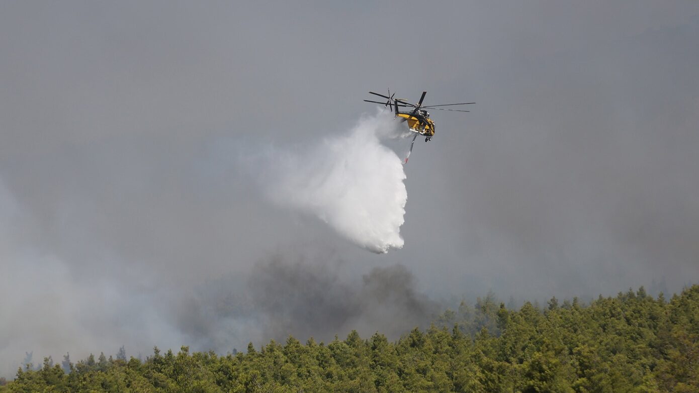 Πυρκαγιά στη Δυτική Αττική: Σχεδόν 500 πυροσβέστες στη μάχη με τις φλόγες, στη δύναμη Γάλλοι και Ρουμάνοι, νέα μηνύματα 112