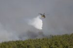Πυρκαγιά στη Δυτική Αττική: Σχεδόν 500 πυροσβέστες στη μάχη με τις φλόγες, στη δύναμη Γάλλοι και Ρουμάνοι, νέα μηνύματα 112
