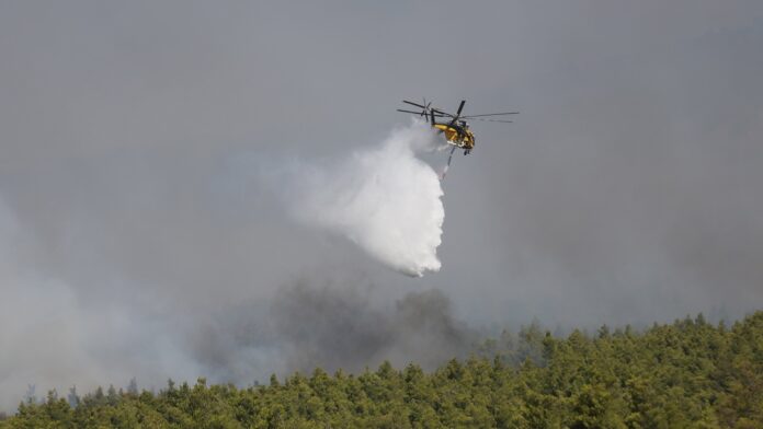 Πυρκαγιά στη Δυτική Αττική: Σχεδόν 500 πυροσβέστες στη μάχη με τις φλόγες, στη δύναμη Γάλλοι και Ρουμάνοι, νέα μηνύματα 112