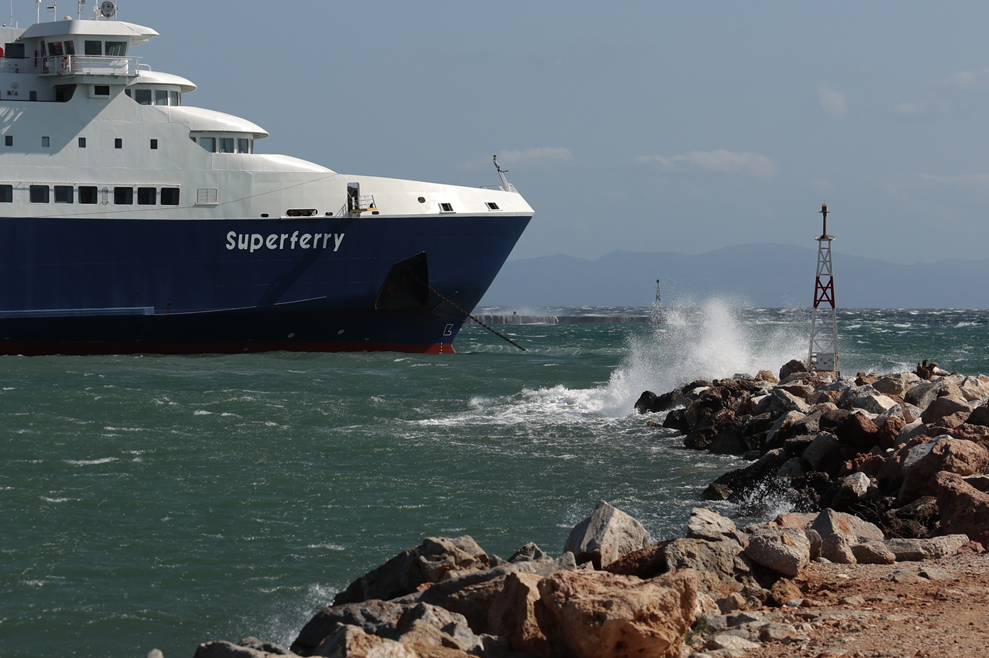 Απαγορευτικό σε Ραφήνα και Λαύριο σήμερα, ανήμερα της Παναγίας – Ποια πλοία δεν αναχωρούν λόγω θυελλωδών βοριάδων στο Αιγαίο