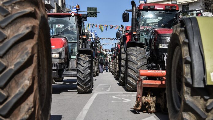 Οι αγρότες ετοιμάζουν συλλαλητήριο με τρακτέρ στη Θεσσαλονίκη την ημέρα των εγκαινίων της ΔΕΘ