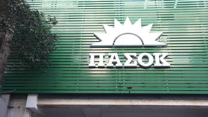 ΠΑΣΟΚ κατά Τσίπρα: «Μας ξανασυστήθηκε ως συμβιβασμένος Μαδούρο» με αιχμές για ολιγάρχες και χρηματοδότηση της ΕΛ.Α.Σ.