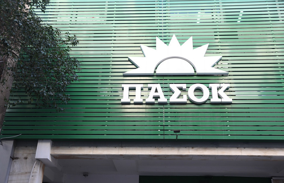 ΠΑΣΟΚ κατά Τσίπρα: «Μας ξανασυστήθηκε ως συμβιβασμένος Μαδούρο» με αιχμές για ολιγάρχες και χρηματοδότηση της ΕΛ.Α.Σ.