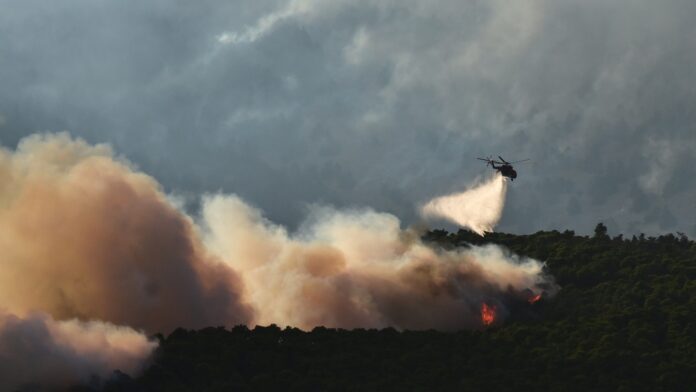 Πυρκαγιά Αττικοβοιωτίας: Στα όρια της «mega-fire» – Κατέκαψε πάνω από 100.000 στρέμματα στην πορεία της έως τα Μέγαρα