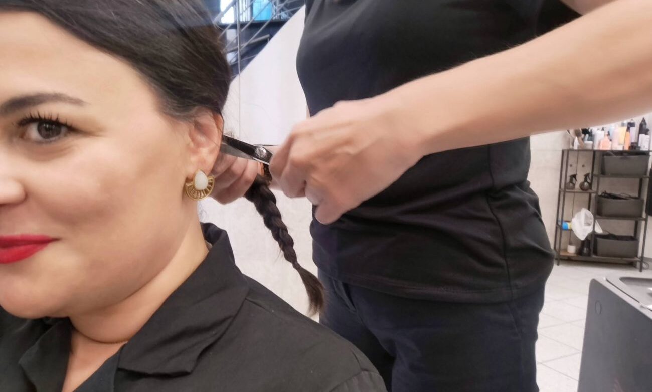 Η δήμαρχος των Λειψών έκοψε και δώρισε τα μαλλιά της στο «Άλμα Ζωής»
