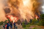 Δύο νεκροί από σύγκρουση ελικοπτέρων – Φωτιά στον Άγιο Νεκτάριο και τα Βίλια
