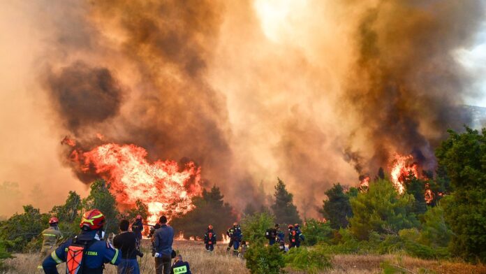 Δύο νεκροί από σύγκρουση ελικοπτέρων – Φωτιά στον Άγιο Νεκτάριο και τα Βίλια