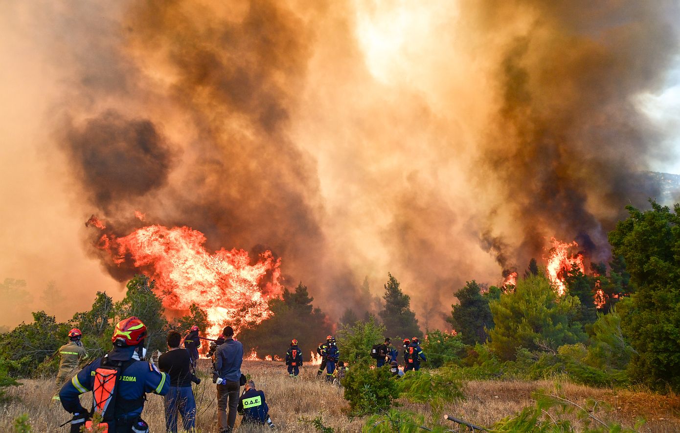 Δύο νεκροί από σύγκρουση ελικοπτέρων – Φωτιά στον Άγιο Νεκτάριο και τα Βίλια