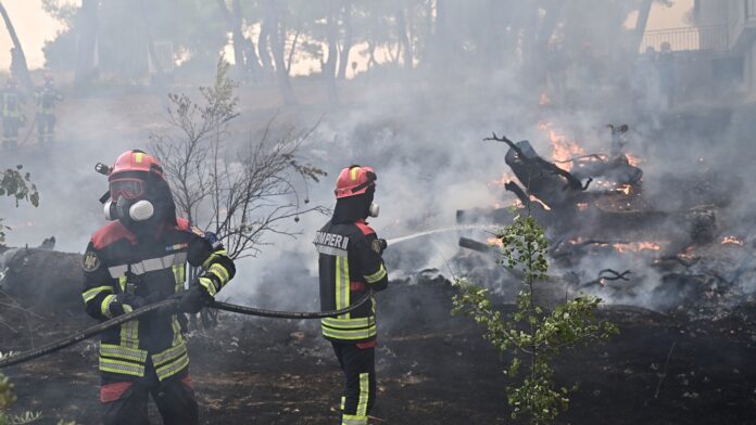 Φωτιά στη Δυτική Αττική: Συνεχίζεται η επιχείρηση κατάσβεσης – Πού επικεντρώνονται οι δυνάμεις