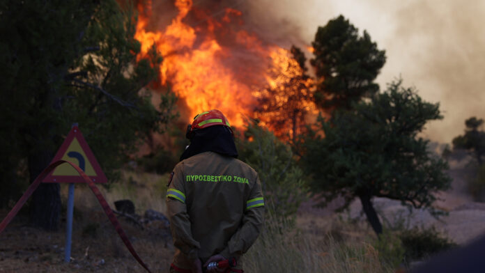 Πυρκαγιές στη δυτική Αττική: Εκκενώνουν την Ψάθα αφού οι φλόγες έφτασαν στις αυλές των σπιτιών – Το βίντεο ντοκουμέντο από την πρώτη ημέρα