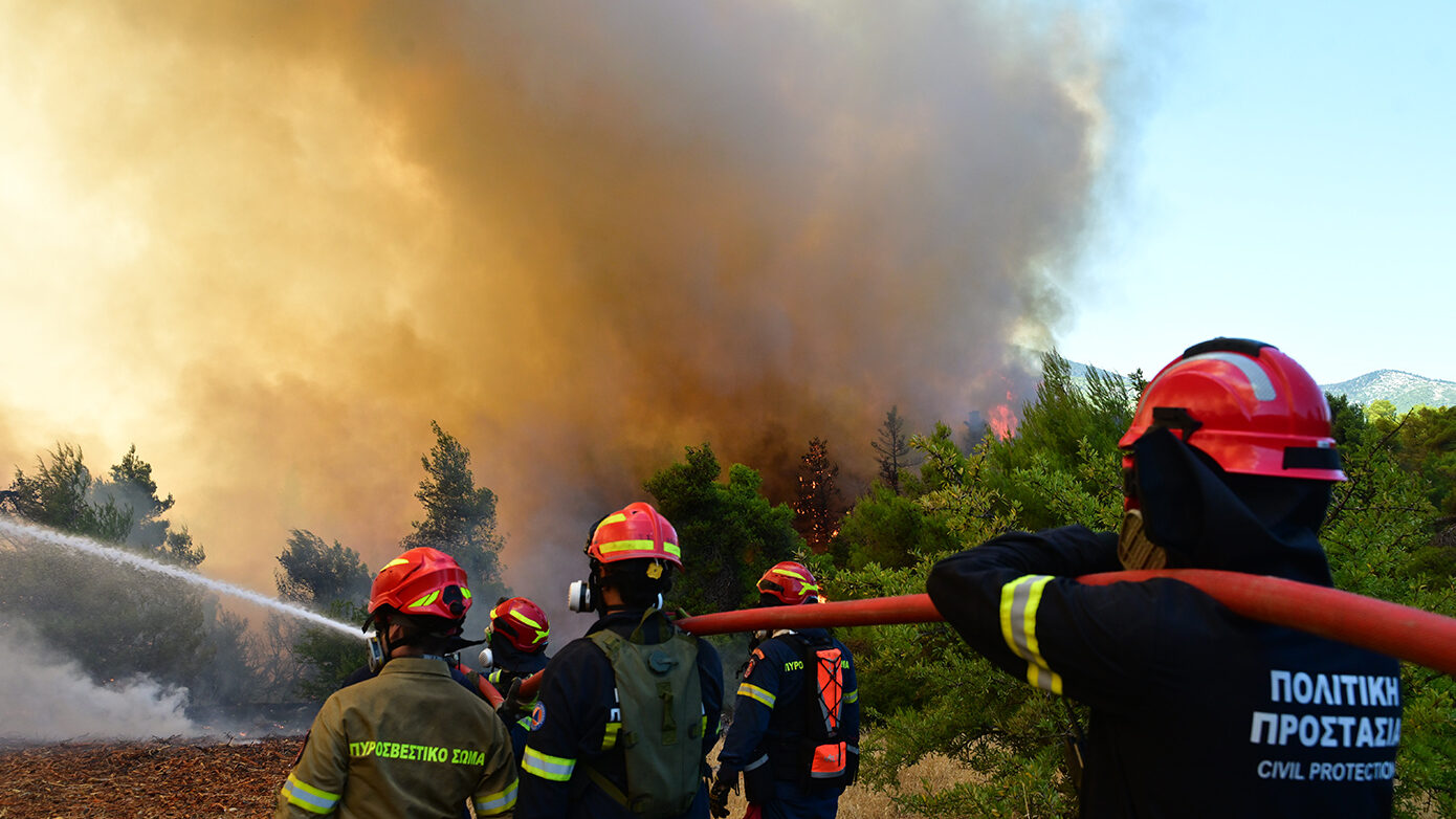Φωτιά στη δυτική Αττική: Κάηκαν σπίτια στην Ψάθα, παλεύουν να μην φτάσει στο Άνω Αλεποχώρι – Πάνω από 480.000 στρέμματα έγιναν στάχτη