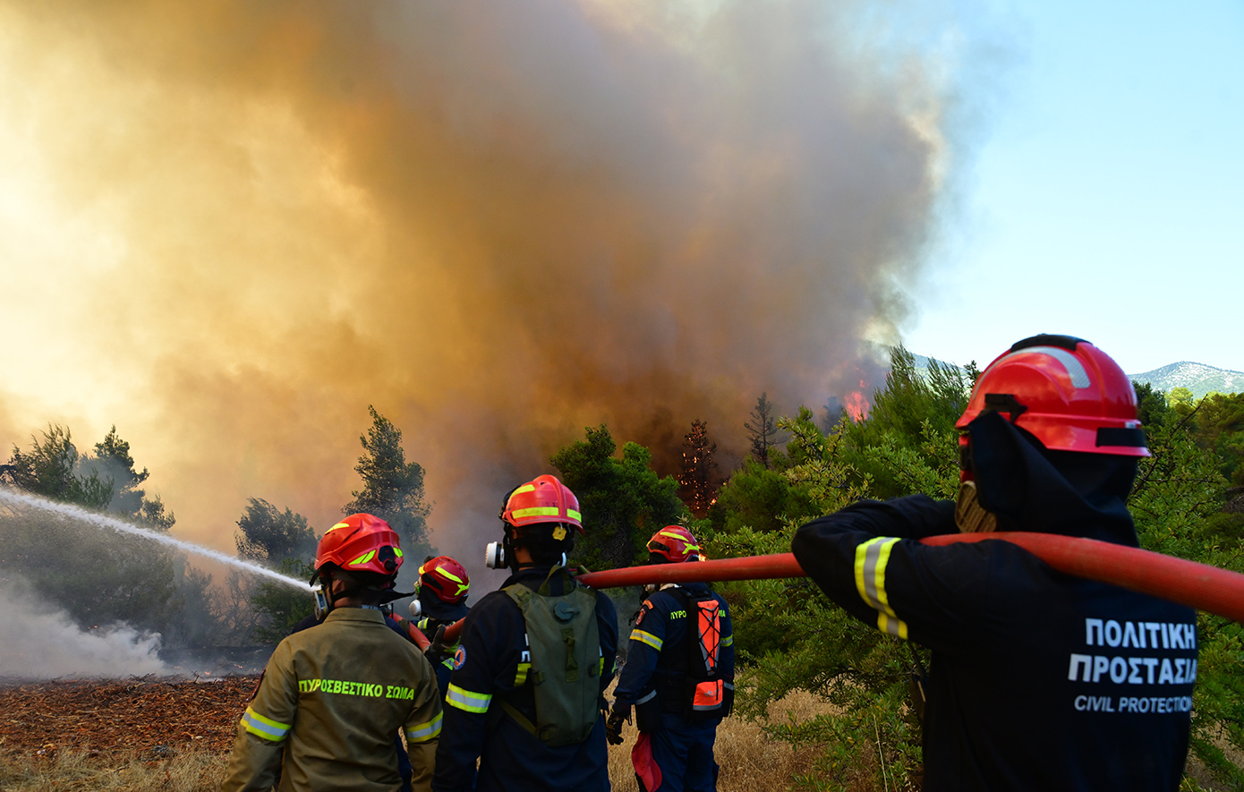 Φωτιά στη δυτική Αττική: Κάηκαν σπίτια στην Ψάθα, παλεύουν να μην φτάσει στο Άνω Αλεποχώρι – Πάνω από 480.000 στρέμματα έγιναν στάχτη