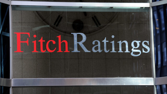 Fitch: Η ταχεία μείωση του δημόσιου χρέους ήταν ο καταλύτης για τις τρεις αναβαθμίσεις της ελληνικής οικονομίας
