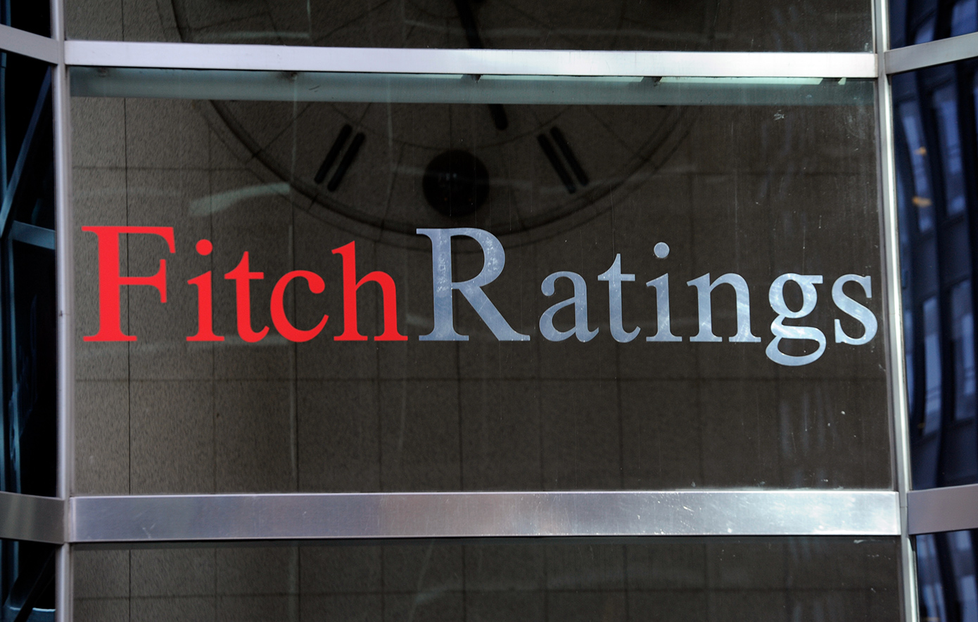 Fitch: Η ταχεία μείωση του δημόσιου χρέους ήταν ο καταλύτης για τις τρεις αναβαθμίσεις της ελληνικής οικονομίας