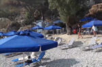 Ρόδος: Ξαπλώστρες στην παραλία όπου γυρίστηκαν «Τα Κανόνια του Ναβαρόνε» για 400 ευρώ – Ήθελε να την αγοράσει ο Άντονι Κουίν
