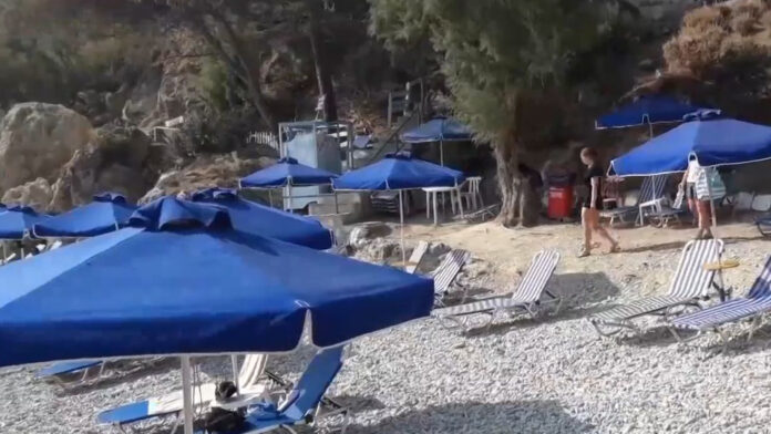 Ρόδος: Ξαπλώστρες στην παραλία όπου γυρίστηκαν «Τα Κανόνια του Ναβαρόνε» για 400 ευρώ – Ήθελε να την αγοράσει ο Άντονι Κουίν