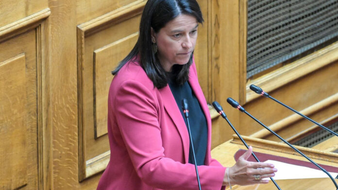 Συντάξεις χηρείας: Ποιοι κερδίζουν από τη νέα ρύθμιση στη Βουλή και η 13η σύνταξη