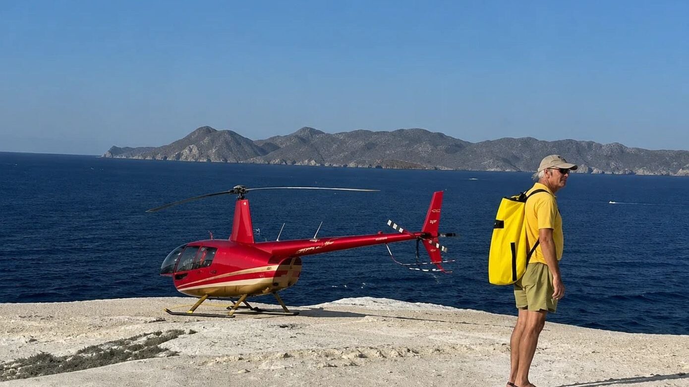 Έρευνα για το ελικόπτερο που προσγειώθηκε στο Σαρακήνικο της Μήλου – Στο μικροσκόπιο η τήρηση των κανονισμών πτήσης