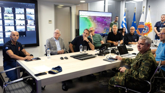 Κυριάκος Μητσοτάκης και Κωνσταντίνος Τασούλας στο Συντονιστικό Κέντρο Πολιτικής Προστασίας