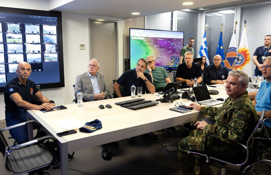 Κυριάκος Μητσοτάκης και Κωνσταντίνος Τασούλας στο Συντονιστικό Κέντρο Πολιτικής Προστασίας