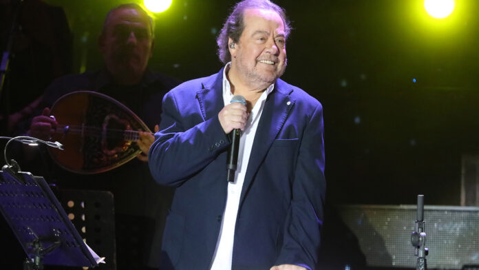 Γιάννης Πάριος: «Ναι, μεγάλωσε αλλά θα τον γράψει η ιστορία, εσάς;» – Συνεργάτης του απαντά σε επικριτικά σχόλια για τον καλλιτέχνη