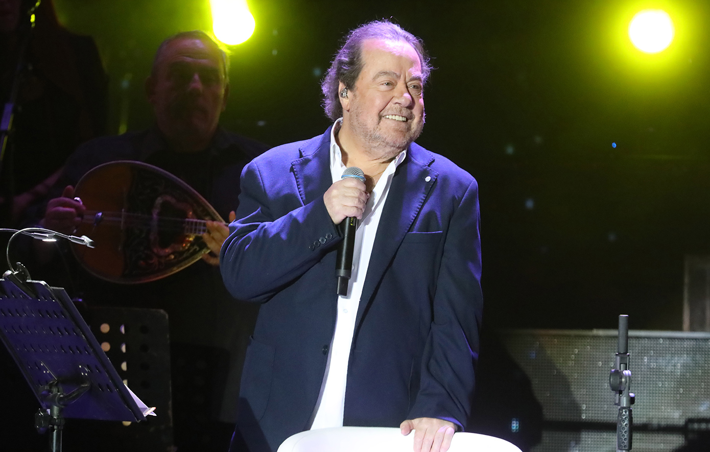 Γιάννης Πάριος: «Ναι, μεγάλωσε αλλά θα τον γράψει η ιστορία, εσάς;» – Συνεργάτης του απαντά σε επικριτικά σχόλια για τον καλλιτέχνη