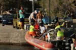 Φωτιά στη Σαλαμίνα: Σε εξέλιξη επιχειρήσεις απεγκλωβισμού ατόμων από Σατερλί και Κολώνες