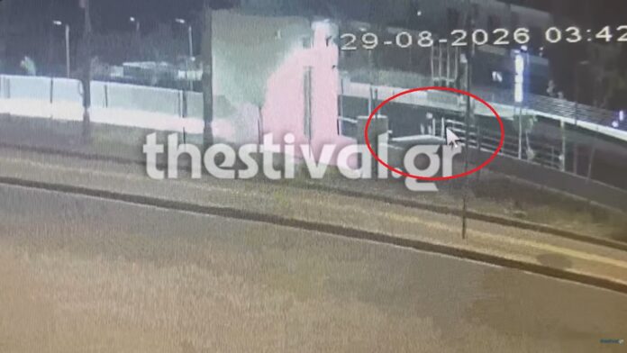 Βανδαλισμός στο Μετρό Θεσσαλονίκης: Η στιγμή που ο δράστης λερώνει με σπρέι τον σταθμό «Αρετσού»