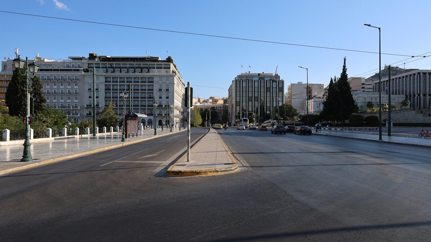 Αθήνα τον Δεκαπενταύγουστο: Εικόνες από έρημους δρόμους και πλατείες, βίντεο και φωτογραφίες
