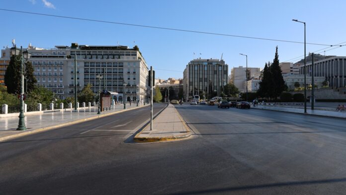 Αθήνα τον Δεκαπενταύγουστο: Εικόνες από έρημους δρόμους και πλατείες, βίντεο και φωτογραφίες