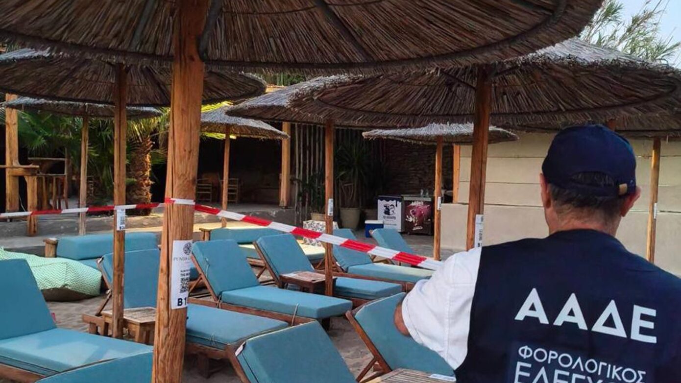 ΑΑΔΕ: 48ωρο λουκέτο σε γνωστό beach bar στην Πάρο – Σωρεία παραβάσεων σε Σαντορίνη, Μύκονο, Σάμο και Πόρο