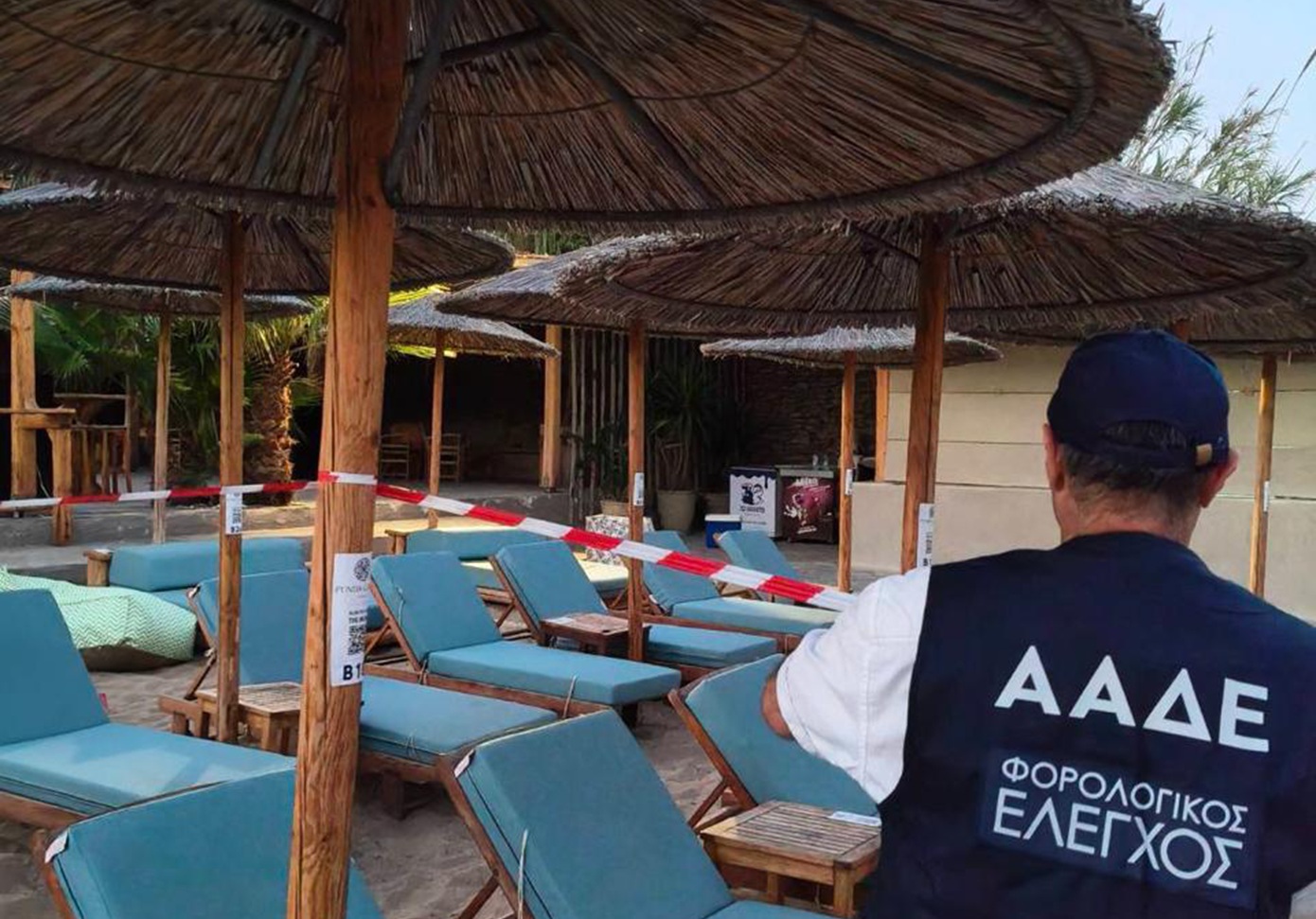 ΑΑΔΕ: 48ωρο λουκέτο σε γνωστό beach bar στην Πάρο – Σωρεία παραβάσεων σε Σαντορίνη, Μύκονο, Σάμο και Πόρο