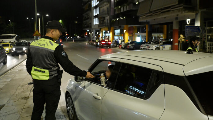 Πρόστιμα στους δρόμους: 17 χειροπέδες για αλκοτέστ και εκατοντάδες αφαιρέσεις διπλωμάτων