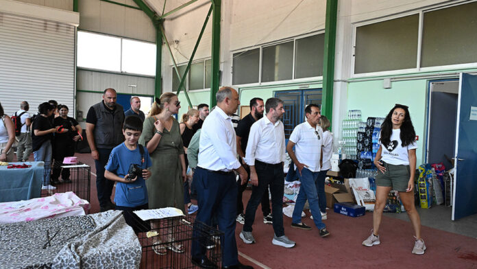Νίκος Ανδρουλάκης στην «αλυσίδα αλληλεγγύης» για τα πυρόπληκτα ζώα στα Μέγαρα