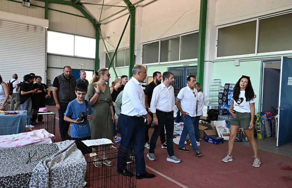 Νίκος Ανδρουλάκης στην «αλυσίδα αλληλεγγύης» για τα πυρόπληκτα ζώα στα Μέγαρα