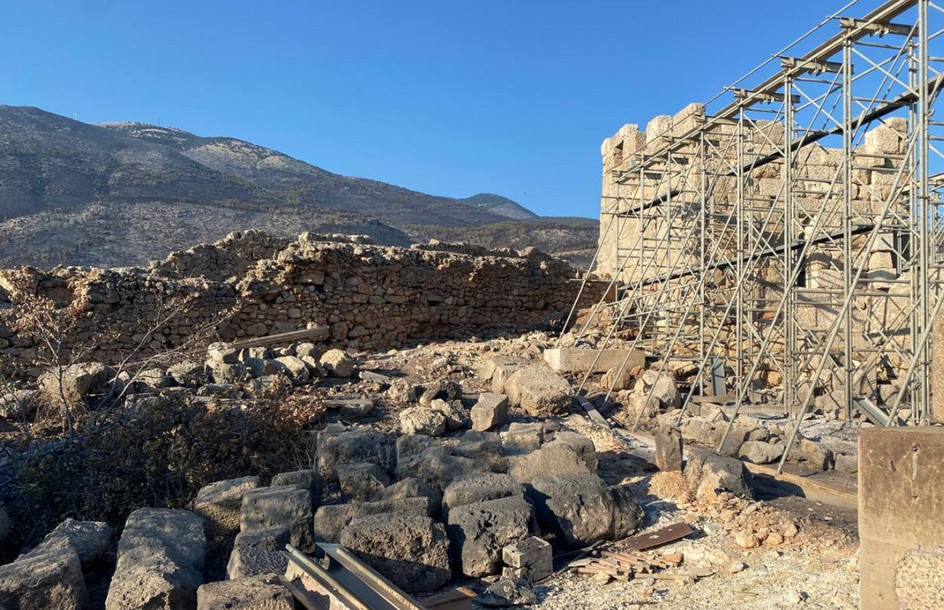 Λίνα Μενδώνη στο Πόρτο Γερμενό: Αυτοψία στον αρχαιολογικό χώρο των Αιγοσθένων μετά τη μεγάλη φωτιά