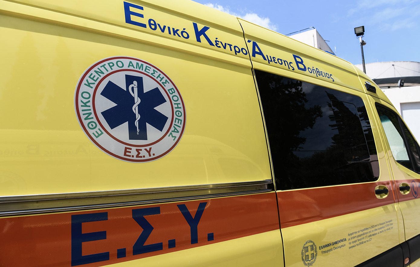 Εθνική Οδός Αθηνών – Λαμίας: Οδηγός πέρασε το στηθαίο, βγήκε στο ρεύμα προς Θεσσαλονίκη και συγκρούστηκε με φορτηγό