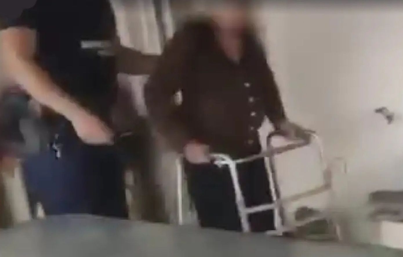 Φωτιά στον Κουβαρά: Αστυνομικοί έσωσαν ηλικιωμένη από σπίτι που είχε περικυκλωθεί από καπνούς