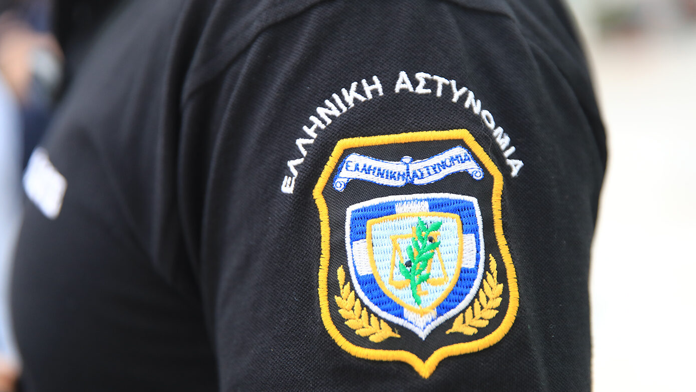 Αστυνομικός εκτός υπηρεσίας τραυματίστηκε όταν πήγε για μπάνιο και έσπευσε να ακινητοποιήσει καταζητούμενο