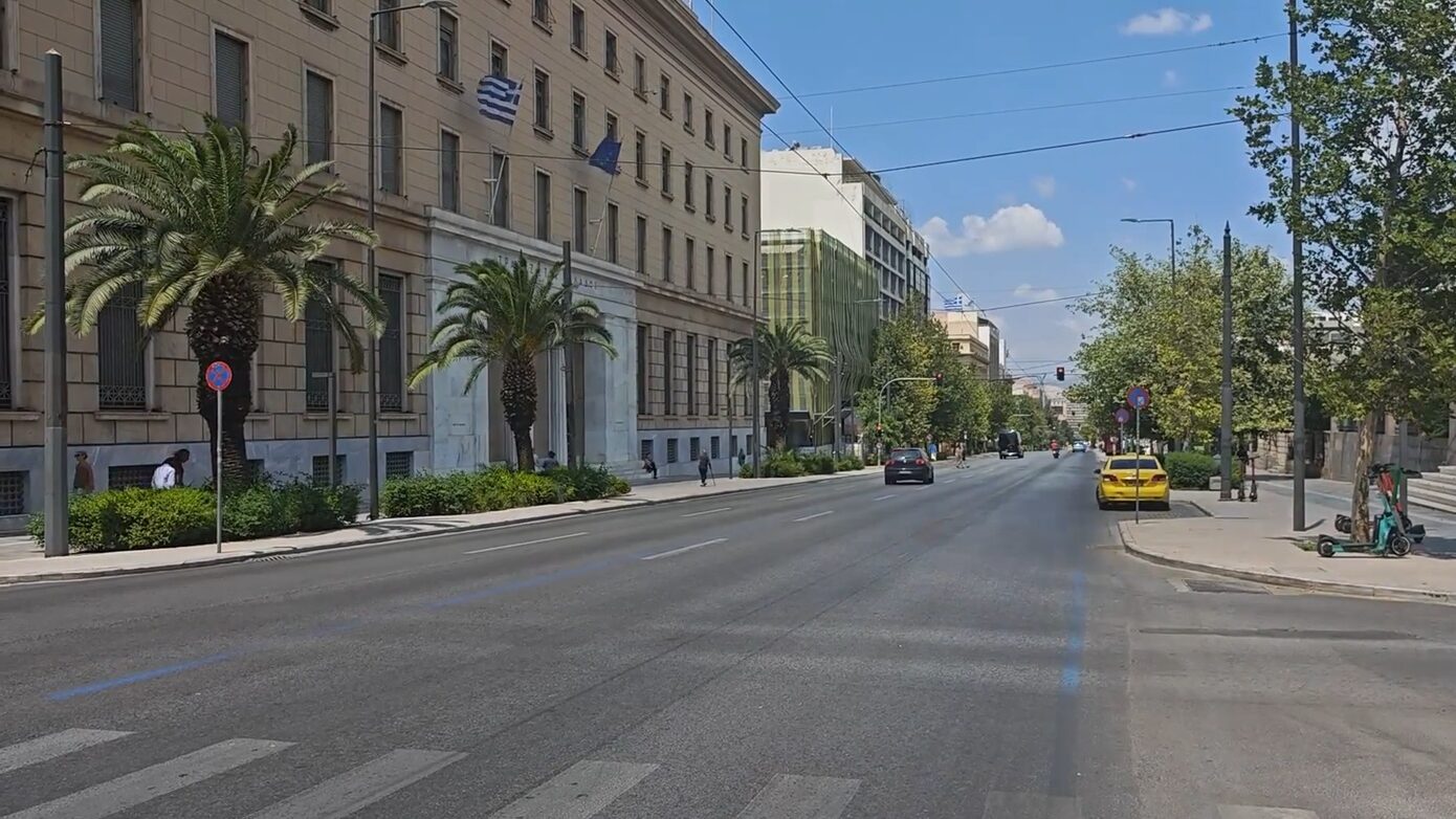 Αθήνα σε ρυθμούς Δεκαπενταύγουστου: Εικόνες από Ομόνοια, Σύνταγμα, Κολωνάκι και Εξάρχεια