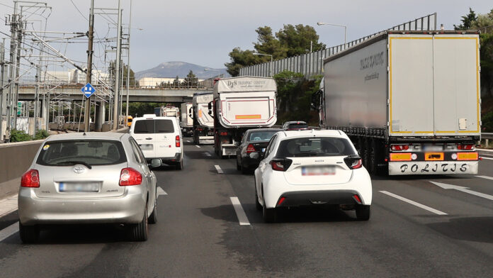Μερική αποκατάσταση της κυκλοφορίας των οχημάτων στην Αθηνών-Λαμίας μετά το δυστύχημα με έναν νεκρό