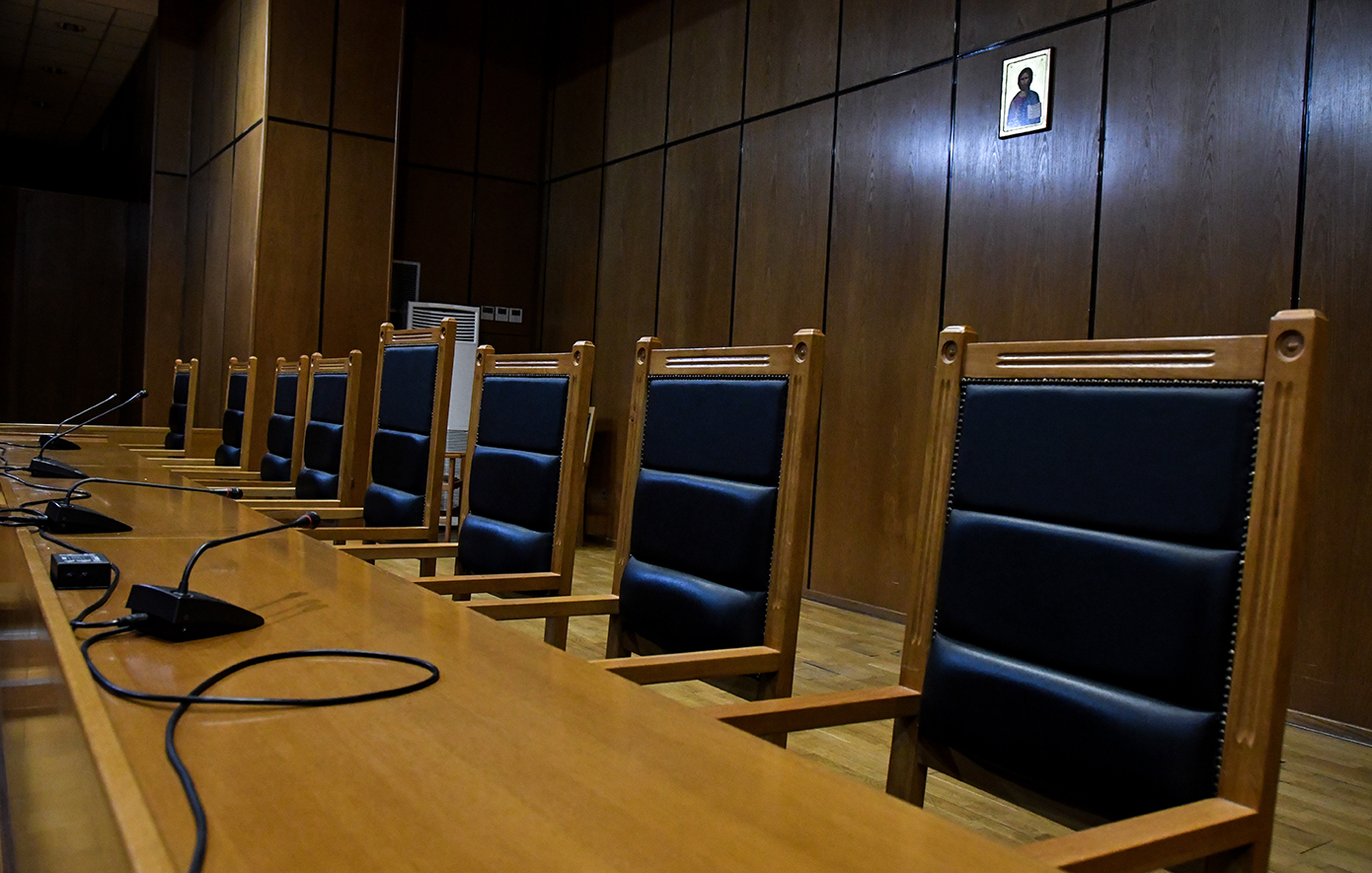 Σύλληψη 51χρονου για φωτογράφιση σε δικαστική αίθουσα του κατηγορούμενου συγγενή του